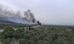 Kırkağaç'ta otomobil önce bariyerlere çarptı sonra alev alev yandı