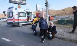 Kırmızı ışıkta bekleyen otomobile çarptı: 2 yaralı