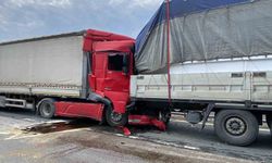 Kocaeli TEM'de 6 tır birbirine girdi: Ankara yönü trafiğe kapandı