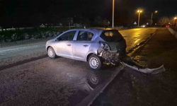 Kontrolden çıkan otomobil dönerek arkasını duvara çarptı