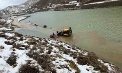 Konya'da göle dönen yayla yolunda araçta mahsur kalan aile kurtarıldı