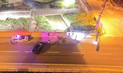 Köprü korkuluklarına çarpan otomobil hurdaya döndü: 3 yaralı