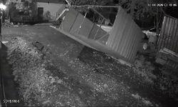 Kuvvetli fırtınanın tavuk kümesini uçurduğu o anlar kamerada