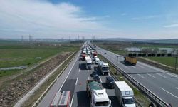 Kuzey Marmara Otoyolu'nda köpük sprey yüklü kamyon alev alev yandı