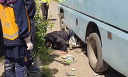 Minibüsün altında can pazarı: Motosikletliyi ekipler zamanla yarışarak kurtardı