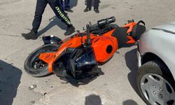 Motosikletin otomobille çarpıştığı kaza kamerada: 1 yaralı