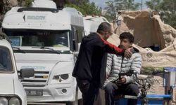 Motosikletlinin yolunu kesip tehditler savurdu