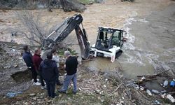 Mutki'de dereye kapılan kepçe kurtarıldı