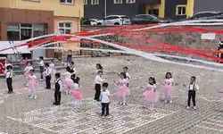 Öğretmenin üzerine tabela düştü