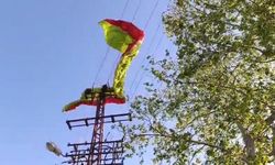 Yamaç paraşütü pilotu iniş sırasında elektrik tellerine takıldı