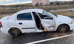 Otomobil yağmurun kayganlaştırdığı yolda takla attı: 2 yaralı