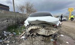 Otomobil yayaya çarptı: 1'i ağır 2 yaralı