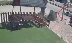 Otomobille motosikletin çarpıştığı kaza güvenlik kamerasında: 1 yaralı