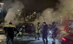 Park halindeki otomobilde yangın çıktı, alevler başka araca sıçradı