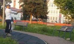 Parkta çocuğa oyuncak silahla atış talimi yaptırdı