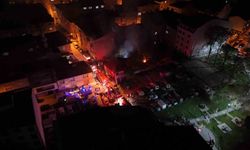 Patlama sesleri gelen gecekondu bahçesinde çıkan yangın yan binaya sıçradı