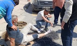 Servis aracı, cadde üzerinde çalışan işçinin ayağını ezdi