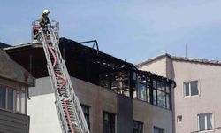 Sultanbeyli'de alevler binaları sardı: İki evin çatısı küle döndü