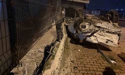 Takla atan otomobil sitenin girişini yıktı: 1 yaralı