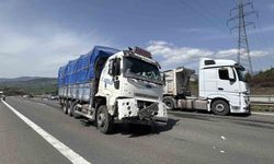 TEM'de tırdan kopan lastik kamyonun altına girdi