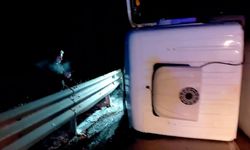 Tır yan yattı, yol trafiğe kapandı: 1 yaralı