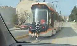 Tramvayın arkasına tutunan patenli çocukların tehlikeli yolculuğu