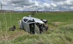 Uşak'ta otomobil tarlaya devrildi: 4 kişi yaralandı