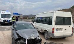 Virajı alamayan otomobil park halindeki araca çarptı: 3 yaralı