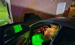 Yağışlı havada kontrolden çıkan otomobil depo duvarına çarptı