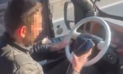 Yolcu dolu dolmuşta bir yandan telefona baktı, diğer yandan aracı kullandı