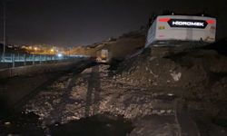 Yüksekova'da heyelan: Pizok yolu trafiğe kapatıldı