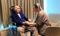 Dilek İmamoğlu, eski CHP Genel Başkanı Hikmet Çetin'i tedavi gördüğü hastanede ziyaret etti