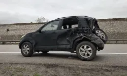 Minibüs, otomobile ve tabela direğine çarptı: Sürücü hayatını kaybetti