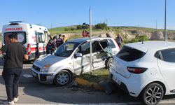 İki otomobil çarpıştı: 1’i ağır 6 yaralı