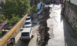 Hatay'da sağanak sonrası yol çöktü: 5 araç zarar gördü