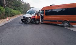 Tur minibüsleri çarpıştı: 13 turist yaralandı