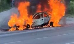 Bursa’da seyir halindeki otomobil alev aldı