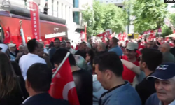 CHP'liler "Özgür" gelecek sloganı ile Güvenpark önünde!