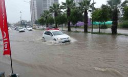 Adana'yı sağanak yağış vurdu, yollar göle döndü