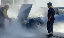 Akaryakıt istasyonunda lastik şişirirken alev alan araca çalışanlar müdahale etti