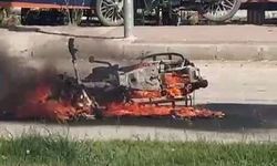 Alev alan motosiklet hurdaya döndü