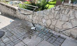 Ankara'da özel halk otobüsü apartmanın bahçe duvarına çarptı