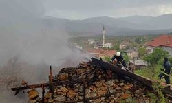 Antalya'da 110 yıllık düğmeli ev yangında küle döndü