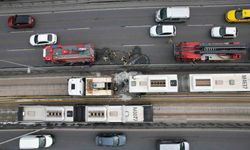 Avcılar'da metrobüste yangın: Dumanlar yükseldi, yolcular tahliye edildi