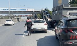 Avcılar'da otomobilin çarptığı motosikletli bariyerlere sıkıştı