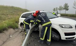 Bariyerlere saplanan lüks aracın sürücüsü hayatını kaybetti