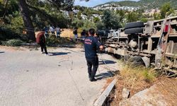 Bodrum'da devrilen kamyonda sıkışan 3 kişi kurtarıldı