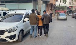 ''Bu araç benim'' diyerek hırsızlık için girdiği araçtan inmeyen kadın tutuklandı