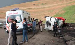 Cizre'de peş peşe kazalardan sonra vatandaşlar karayolunu ulaşıma kapattı