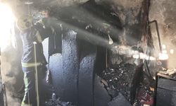 Denizli'de 4 katlı apartmanın çatısında çıkan yangında ev kullanılamaz hale geldi